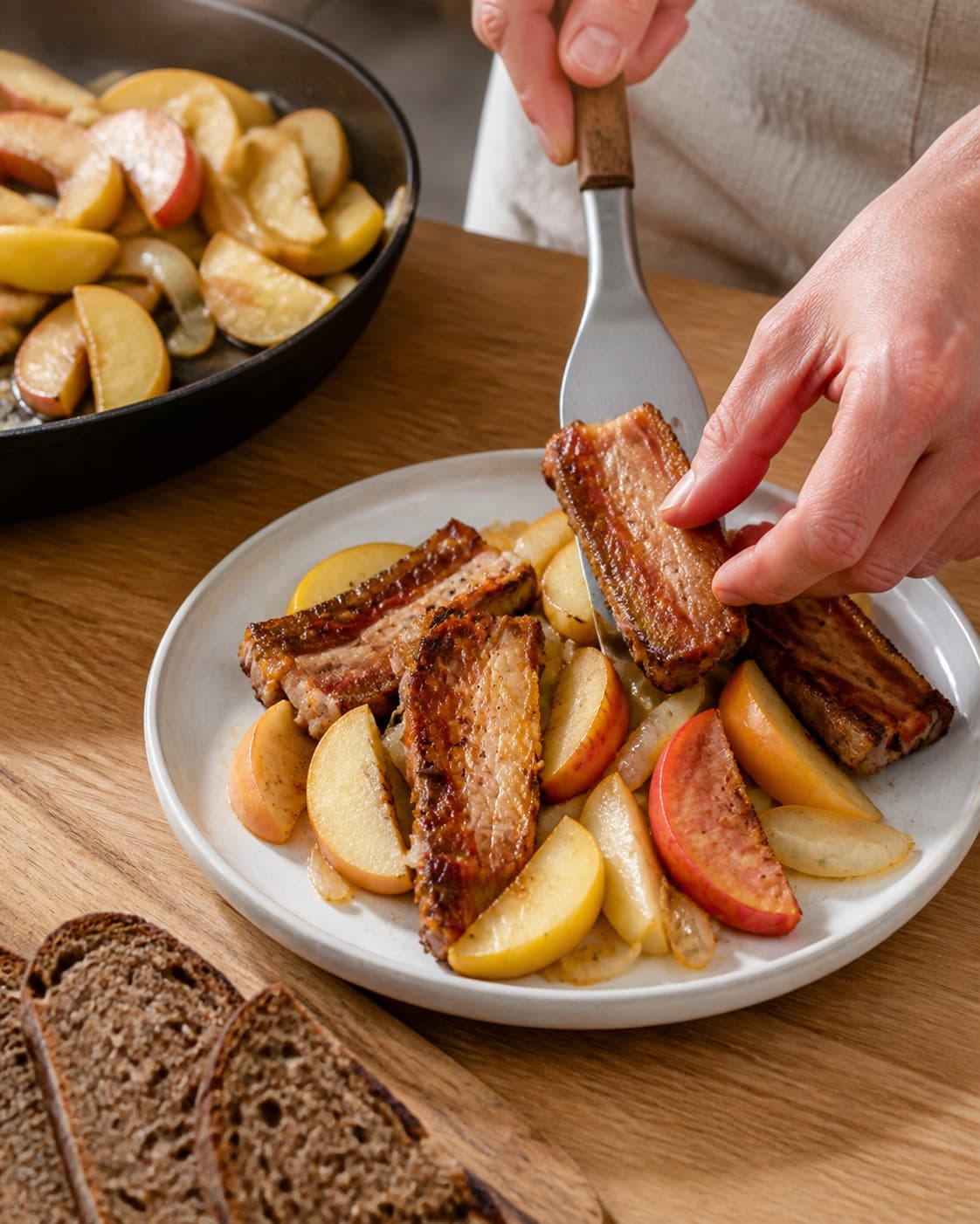 Classic apple pork served with crisp pork on apple onion mixture and toasted dark rye bread under tilberedningen af æbleflæsk