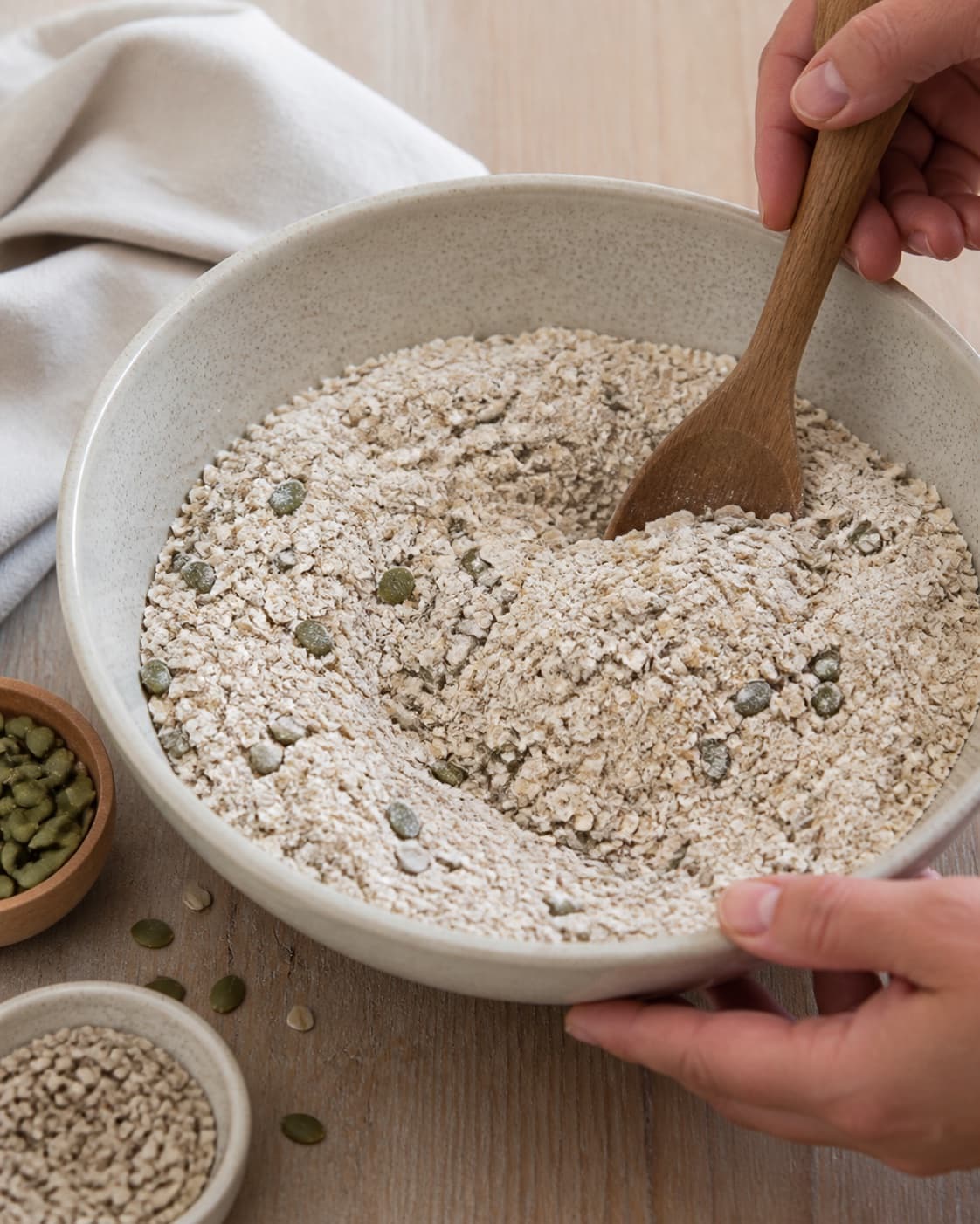 Rye flour oats sunflower pumpkin sesame flax seeds and salt mixed evenly in a bowl under tilberedningen af knækbrød