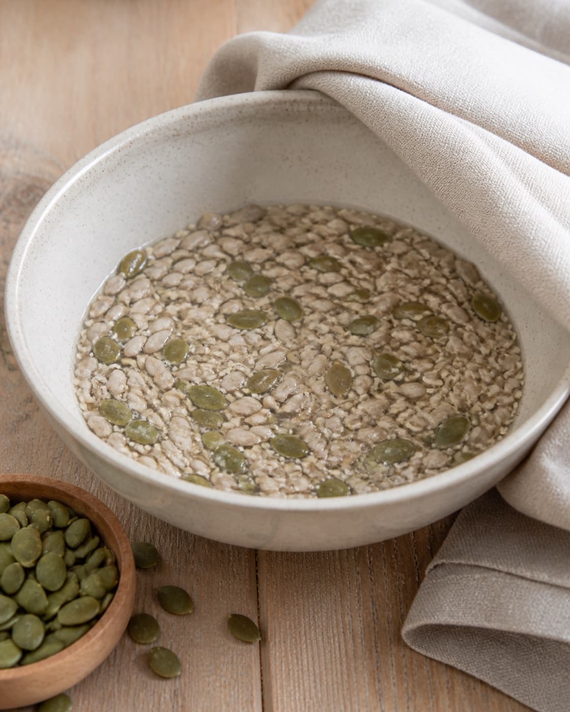 Seed and rye mixture resting until water is fully absorbed into a thick spreadable dough under tilberedningen af knækbrød