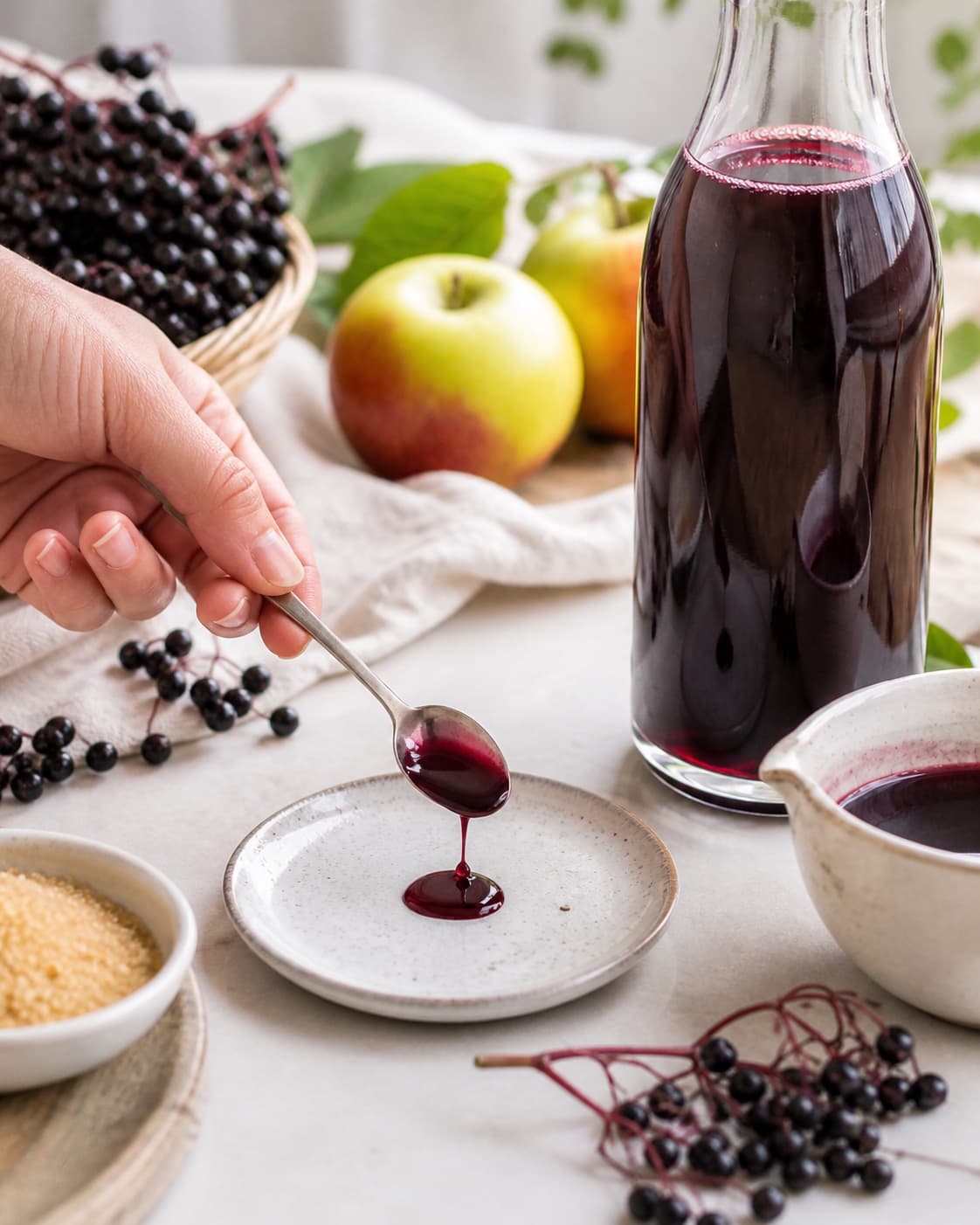 Fully cooked elderberry syrup tested cold for pourable body and balanced acidity under tilberedningen af hyldebærsirup