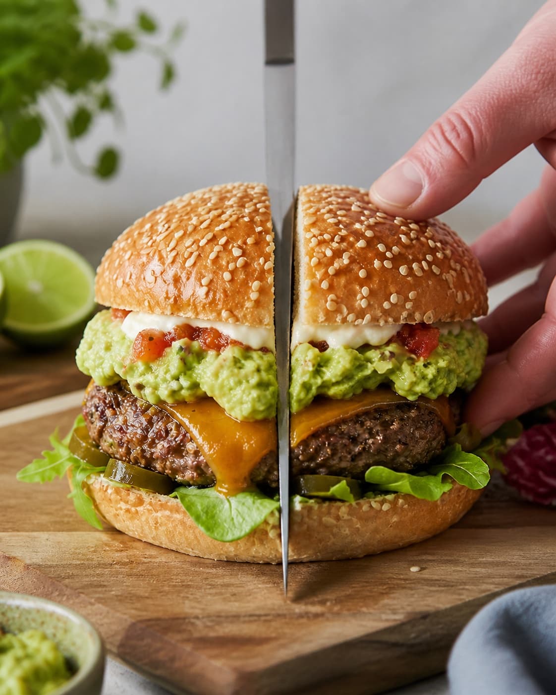 Mexican style guacamole burgers finished with coriander lime and jalapenos under tilberedningen af mexicansk burger med guacamole