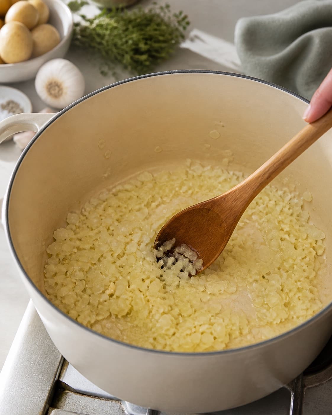Onion and garlic sweating gently in pale butter without browning under tilberedningen af blomkålssuppe
