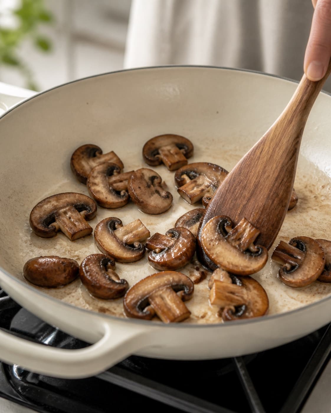 Brown mushrooms searing in small uncrowded batches until their edges caramelise under tilberedningen af risotto med svampe