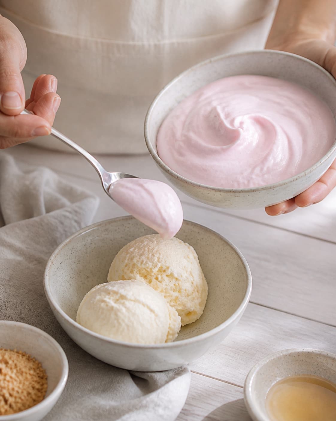 Soft strawberry guf resting chilled in a clean container ready to spoon onto ice cream without baking under tilberedningen af hjemmelavet guf til is