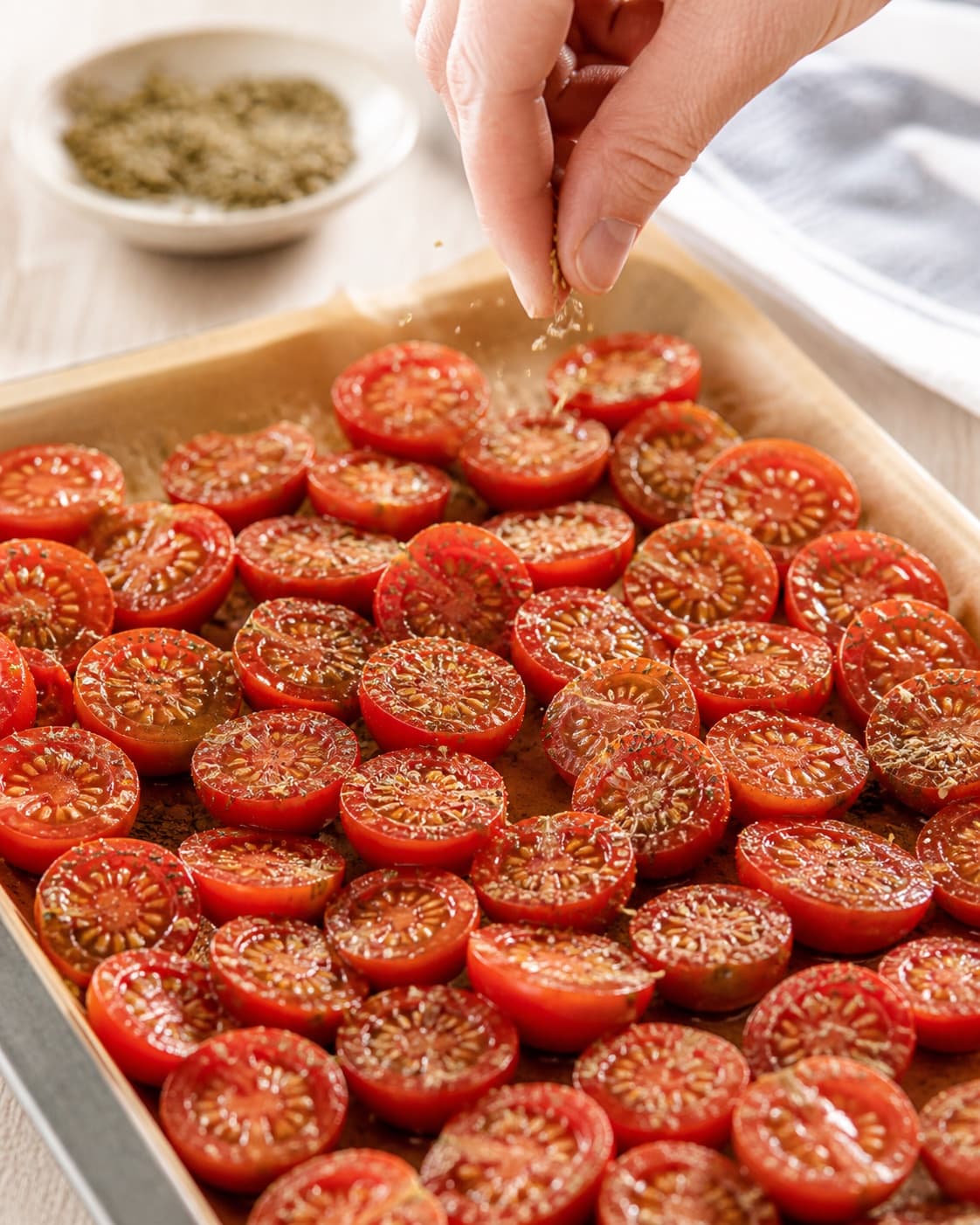 Tomato halves lightly seasoned with garlic thyme olive oil sugar salt and pepper before slow roasting under tilberedningen af langtidsbagte og ovntørrede tomater