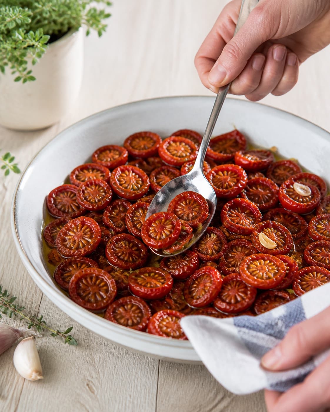 Slow roasted tomatoes checked individually with smaller finished pieces removed first under tilberedningen af langtidsbagte og ovntørrede tomater