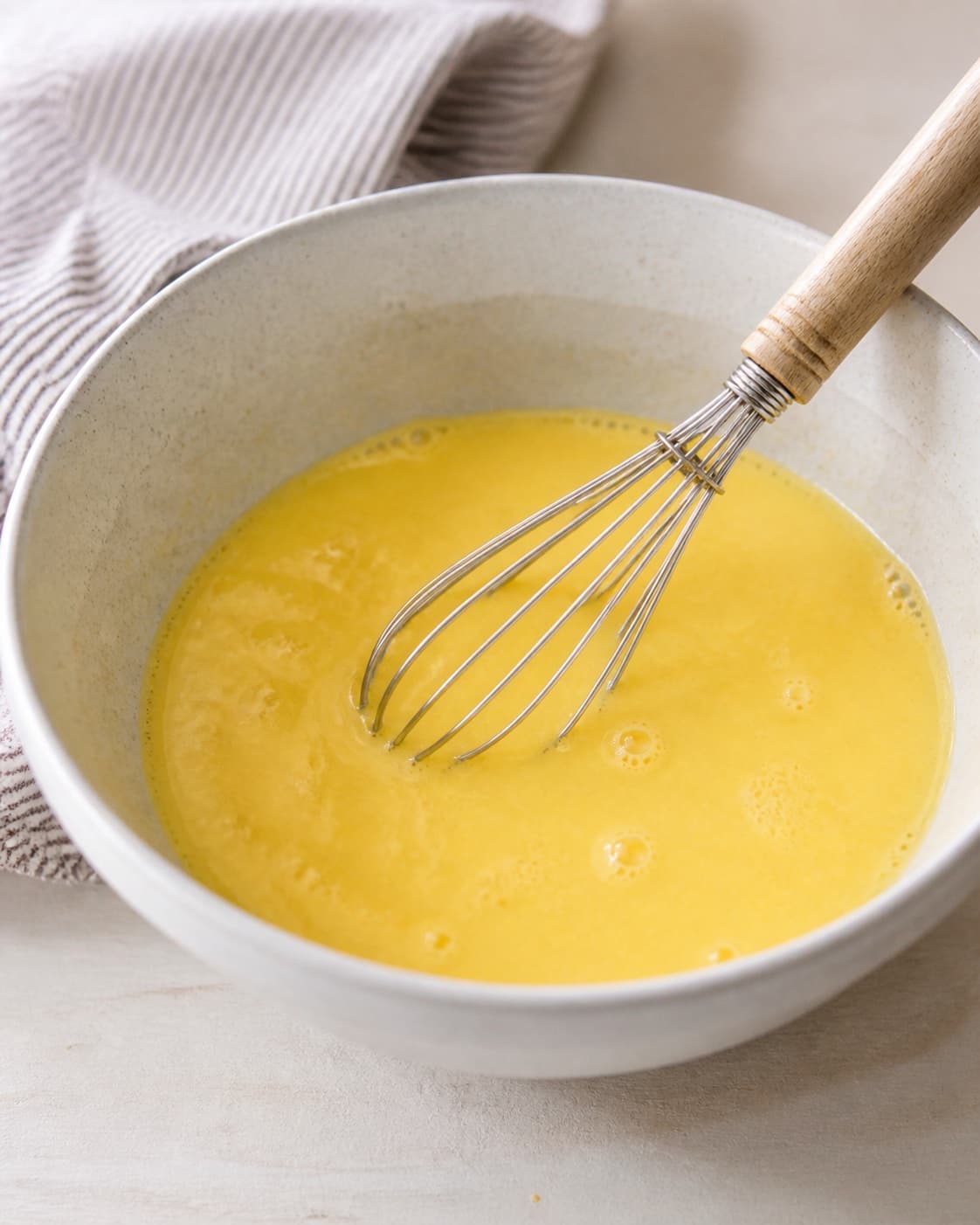 Eggs milk sugar cinnamon vanilla and salt whisked smooth in a shallow soaking dish under tilberedningen af arme riddere