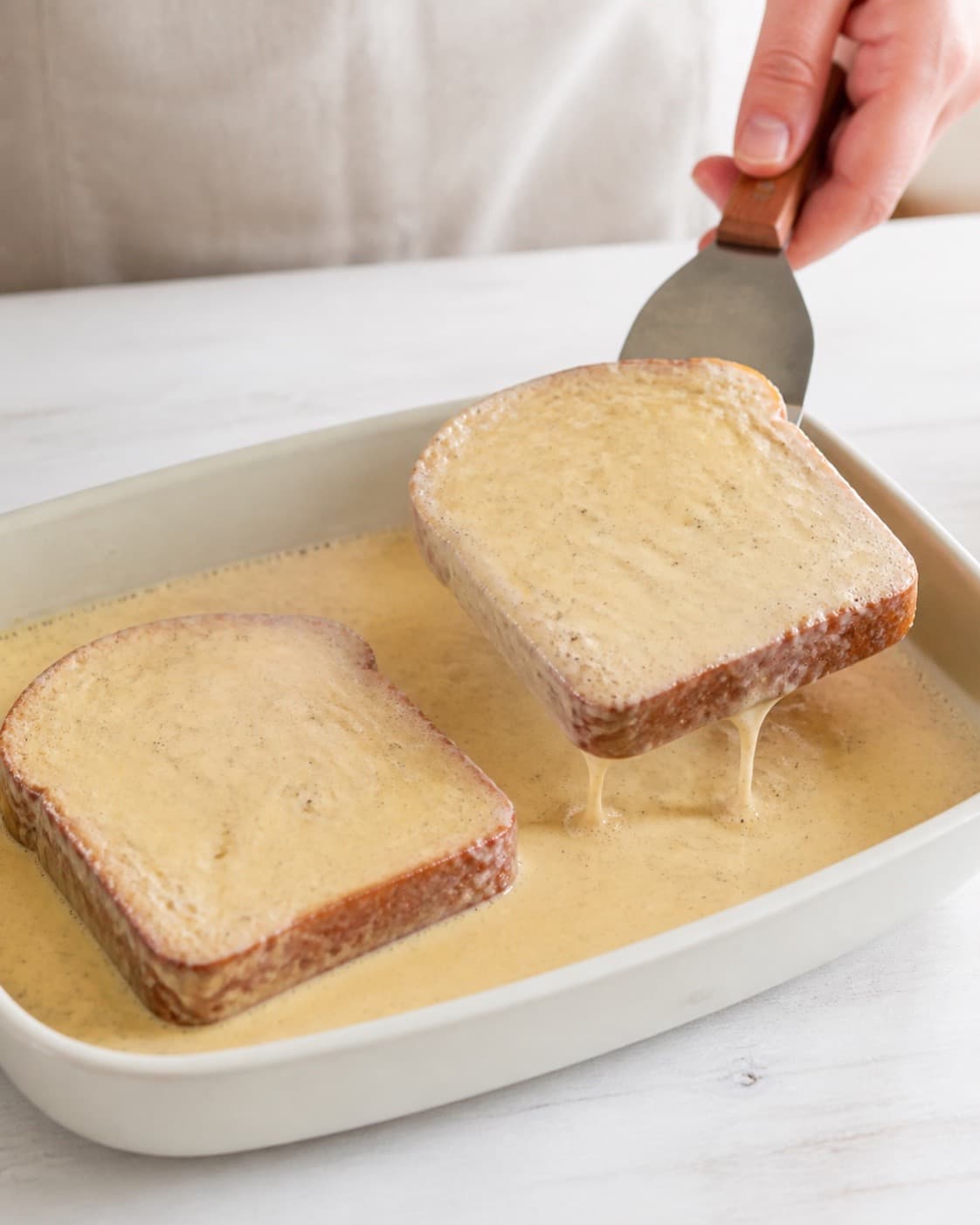 Even brioche slices cut and soaked briefly in cinnamon vanilla egg milk before frying under tilberedningen af arme riddere
