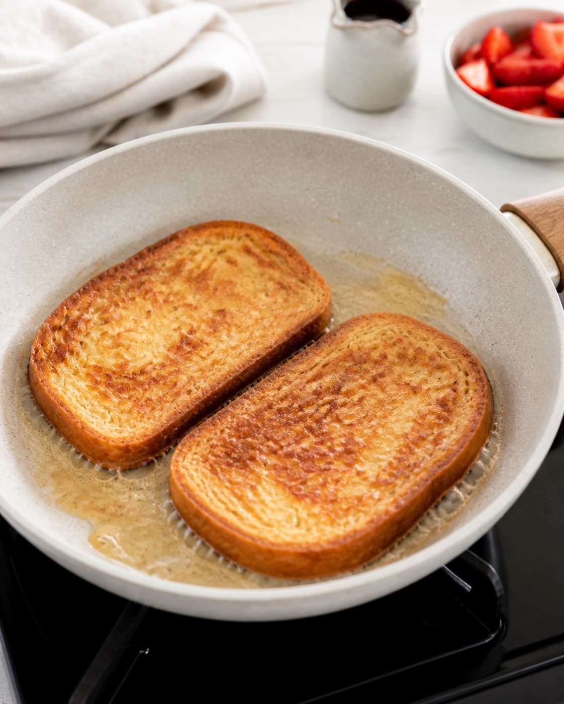 French toast frying until caramel golden on both sides with a fully set custardy centre under tilberedningen af arme riddere