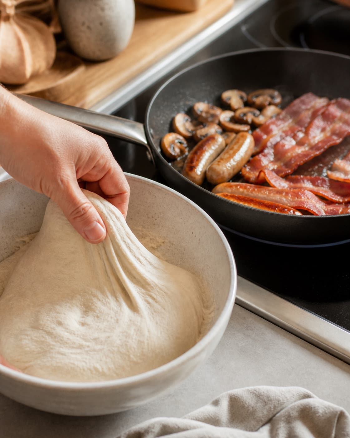 Pizza dough folded while bacon sausages and mushrooms brown separately for topping under tilberedningen af english breakfast pizza