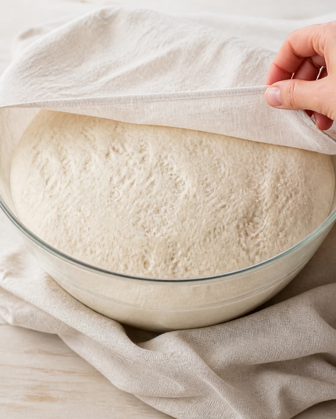 Smooth pita dough proofing until nearly doubled with small bubbles under its surface under tilberedningen af pitabrød
