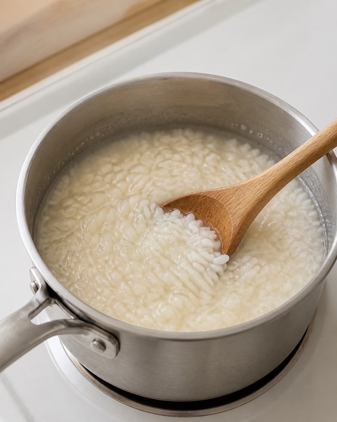 Porridge rice gently pre-cooking in water until nearly absorbed under tilberedningen af risengrød med kanel og smørklat