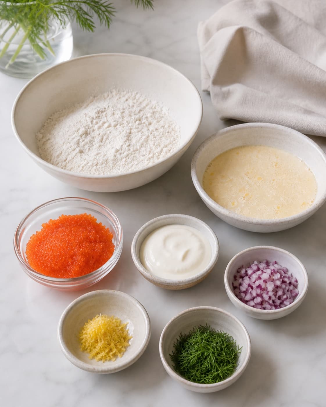 Measured blini flours beside egg buttermilk and separately chilled roe topping ingredients under tilberedningen af blinis med stenbiderrogn