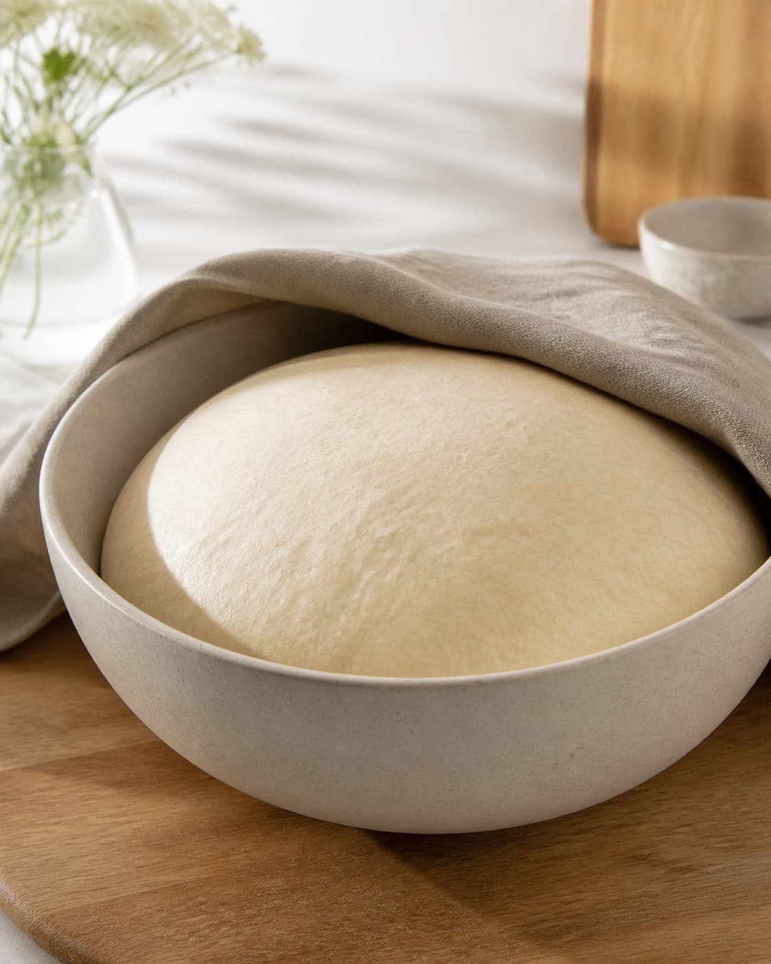 Covered seedless dough risen to one and a half times its original volume under tilberedningen af babyvenlige boller uden kerner