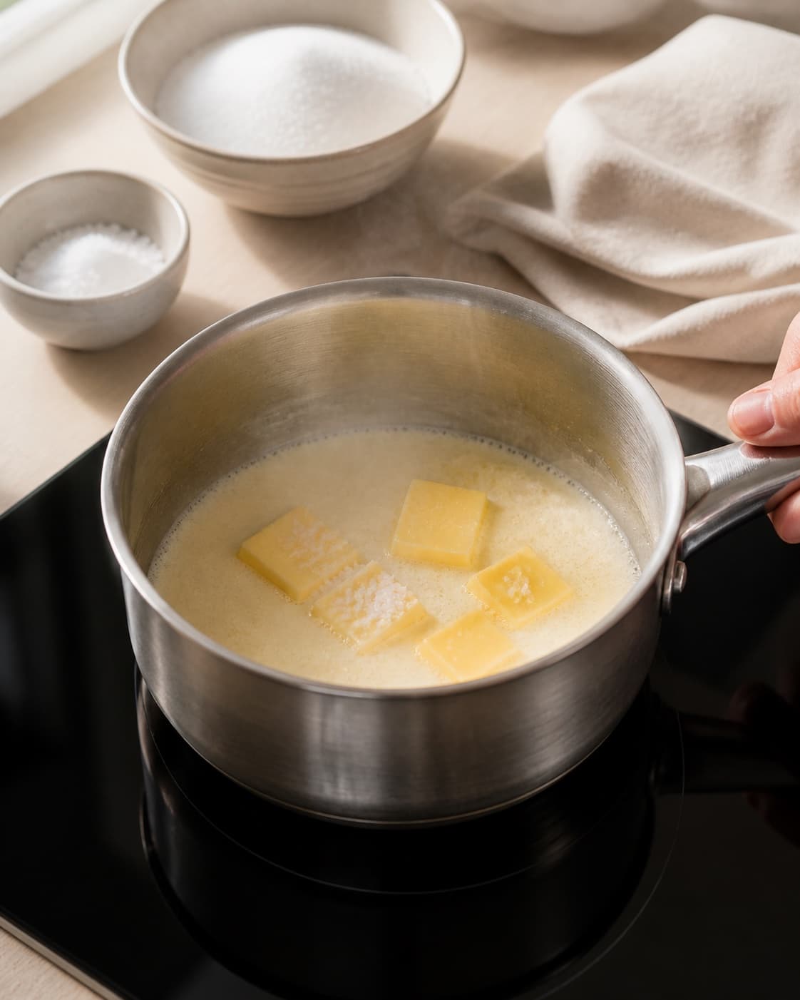 Cream butter and fine salt warming gently together without boiling, sugar still separate under tilberedningen af saltkarameller - flødekarameller