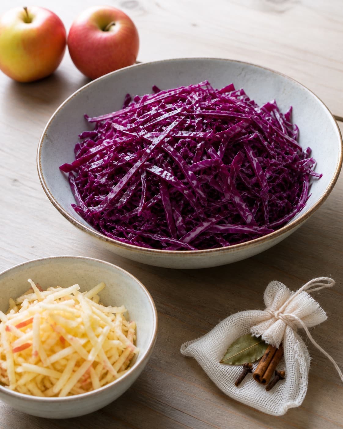Fin red-cabbage ribbons, grated apple and whole bay clove cinnamon spices prepared separately, no cooked cabbage under tilberedningen af rødkål