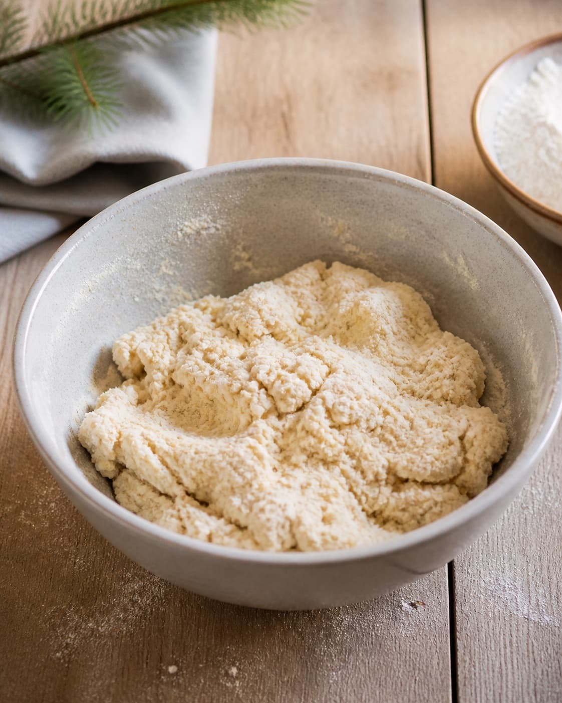 Cold pastry dough just coming together with small visible butter flecks in one bowl, no jam glaze candy or shaped pastries under tilberedningen af jule-poptarts
