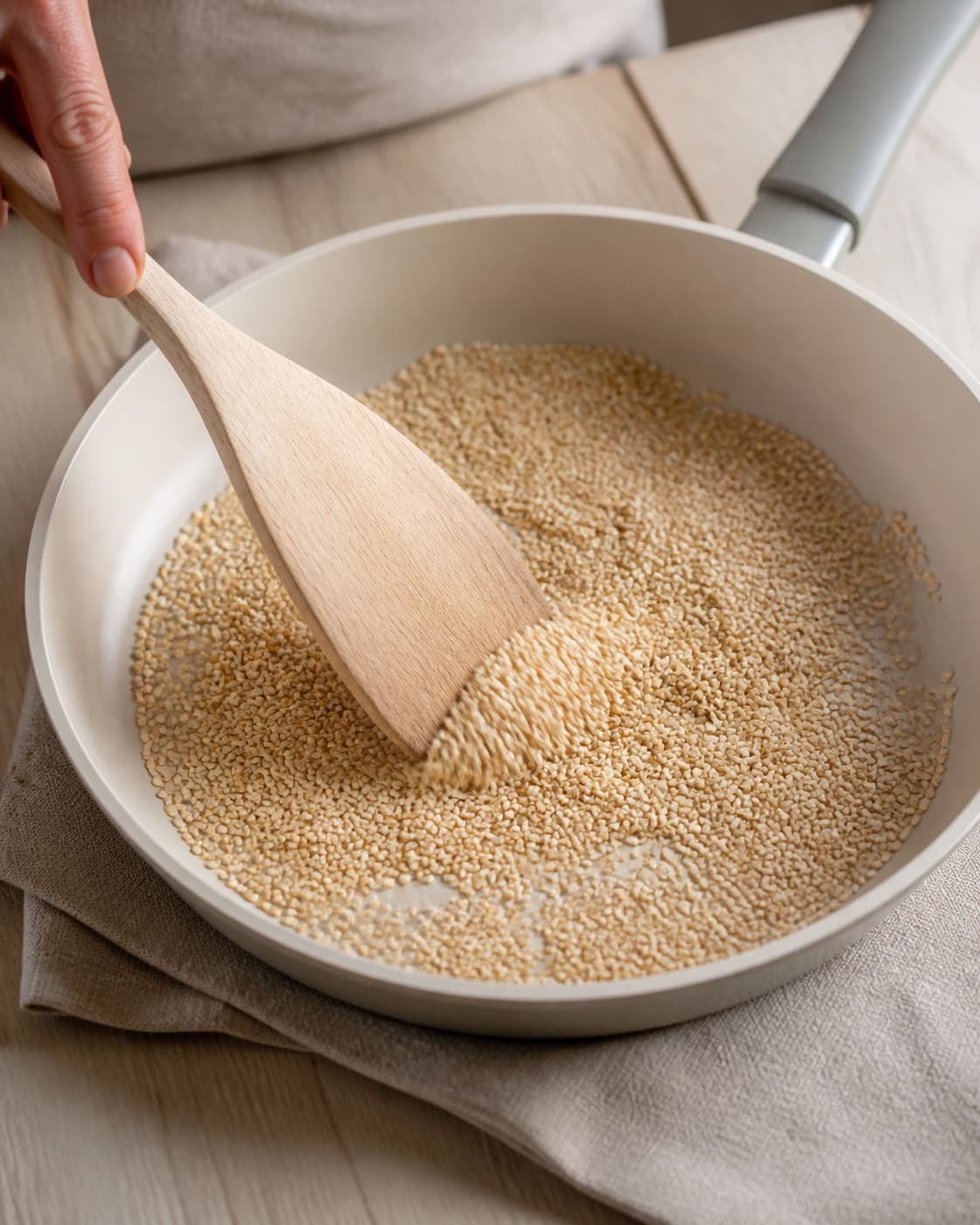 Pale-golden sesame seeds moving in one dry skillet, no nuts coriander cumin fennel or finished dukkah under tilberedningen af dukkah