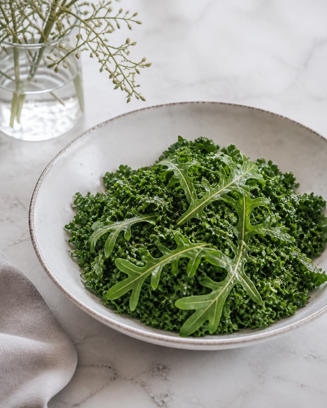 One serving bowl of lightly dressed glossy arugula and kale, no blood-orange segments pecans or extra bowls under tilberedningen af blodappelsinsalat med rucola
