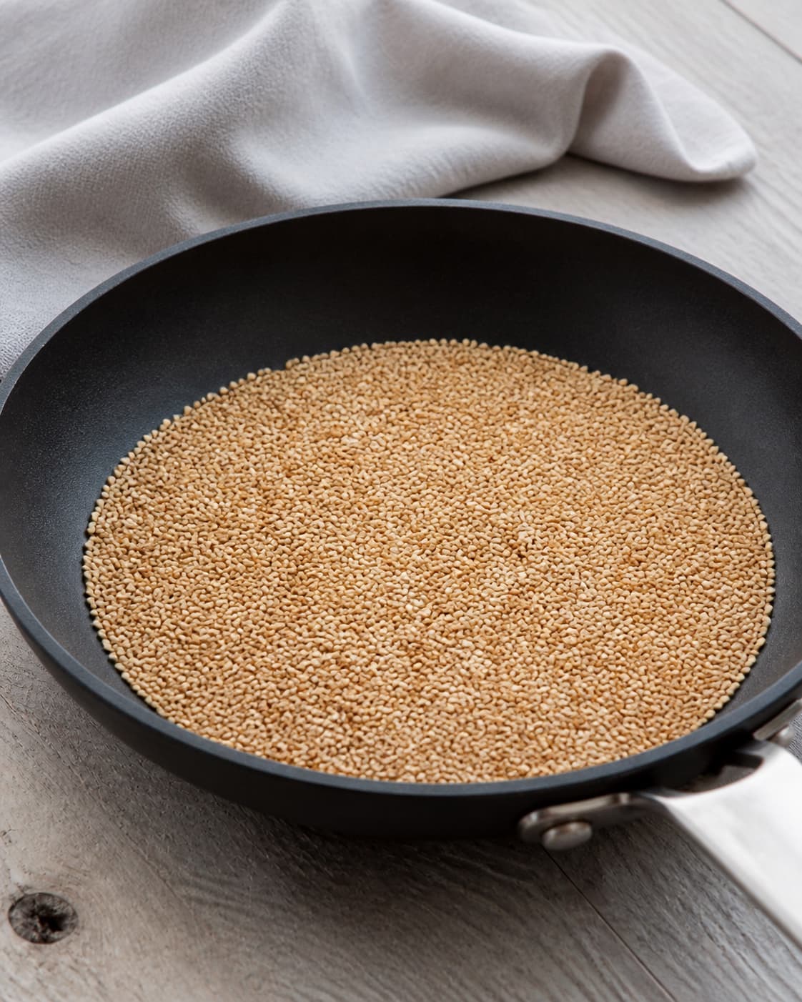 One dry skillet filled with evenly light-golden toasted sesame seeds, no garlic liquid blender or dressing under tilberedningen af goma dressing