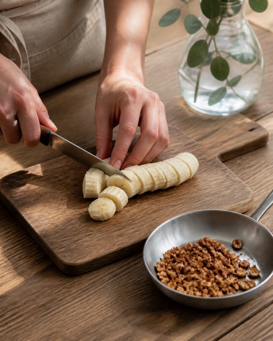 One single photorealistic instructional frame of fresh fruit being cut beside one small pan of toasted topping for Chokolade Chiagrød, featuring chiafrø, kakaopulver, mælk, with only the named equipment and no unrelated food, text, logos or packaging under tilberedningen af chokolade chiagrød