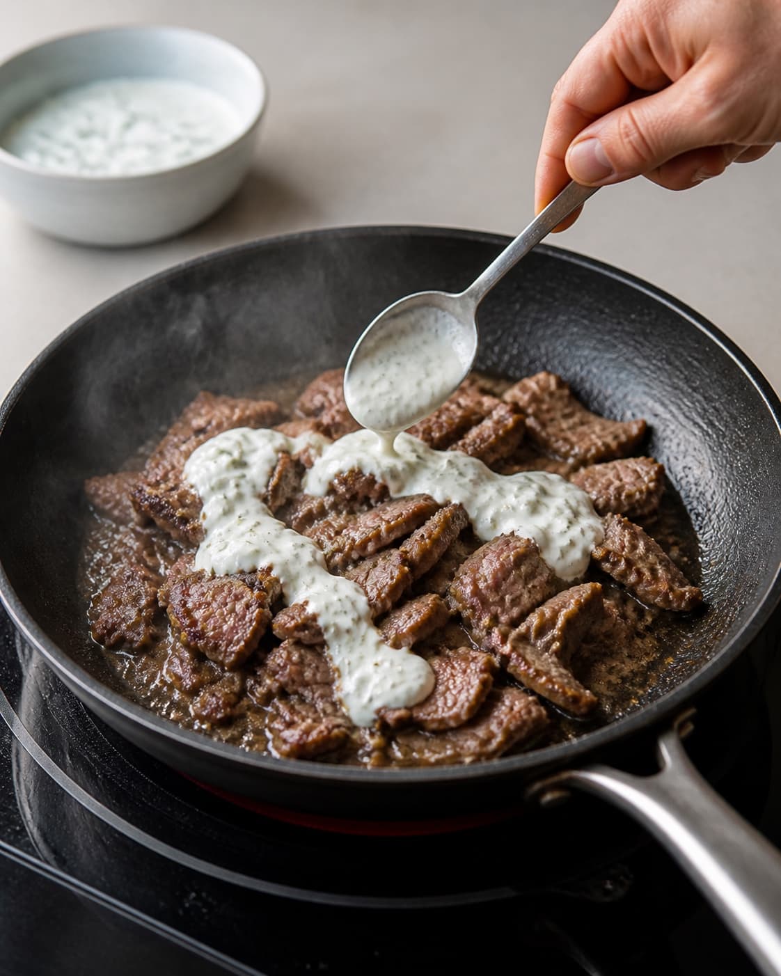 One single photorealistic instructional frame of the warm wrap filling cooking in one skillet for Kebab shawarma, featuring lammekød, græsk yoghurt, fladbrød, with only the named equipment and no unrelated food, text, logos or packaging under tilberedningen af kebab shawarma