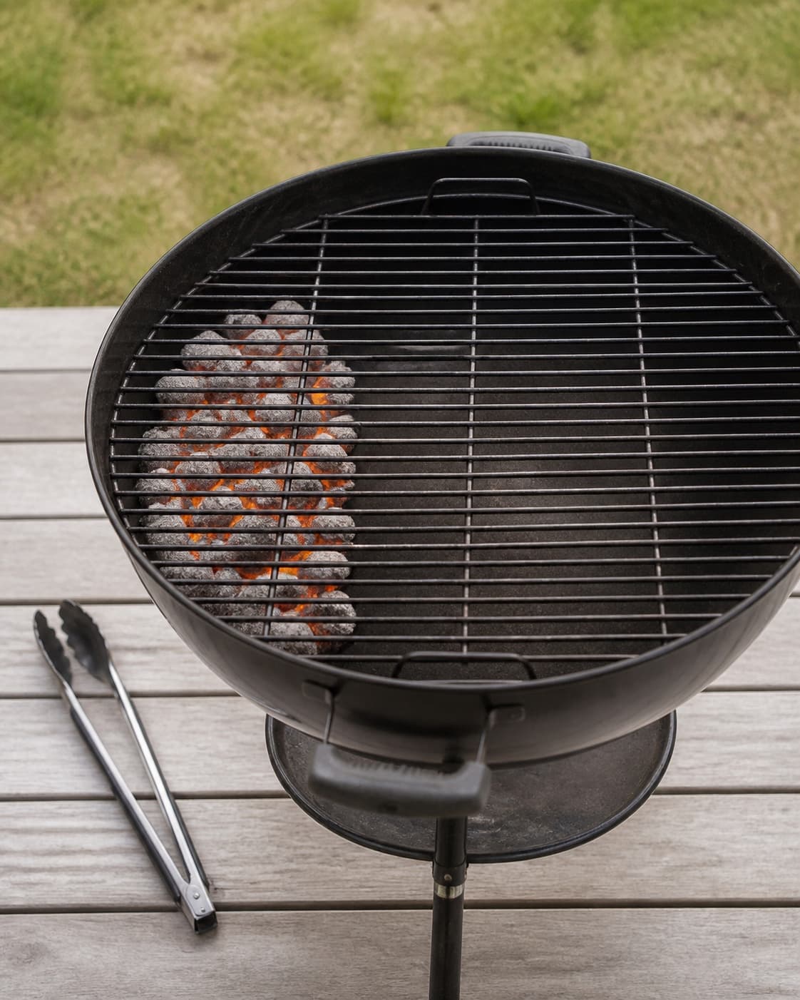 One single photorealistic instructional frame of a clean grill with direct and indirect heat zones for Dorader på grillen, featuring hele dorader, citron, frisk persille, with only the named equipment and no unrelated food, text, logos or packaging under tilberedningen af dorader på grillen