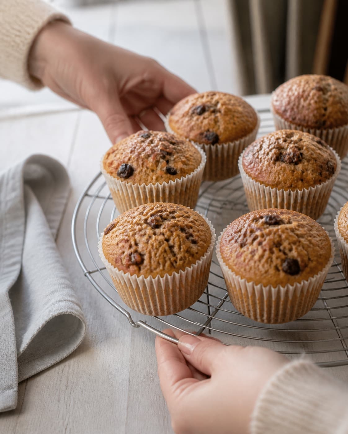 One single photorealistic instructional frame of freshly baked muffins cooling on one rack for Hverdagsmuffins uden sukker, featuring bananer, havregryn, æg, with only the named equipment and no unrelated food, text, logos or packaging under tilberedningen af hverdagsmuffins uden sukker
