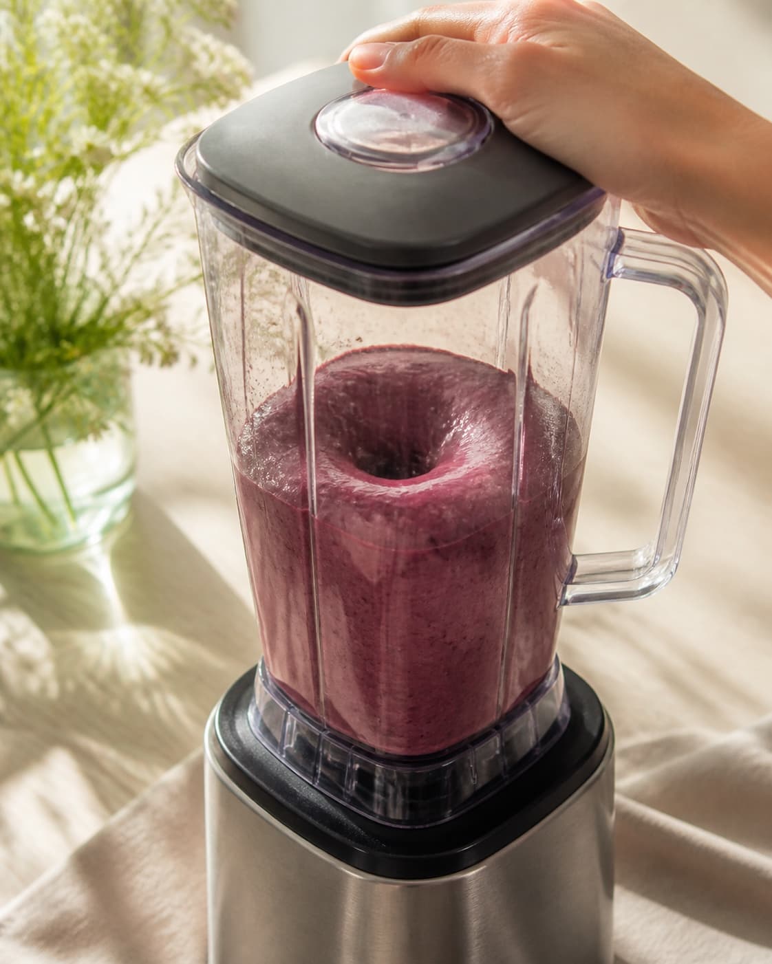One single photorealistic instructional frame of the final colorful smoothie blending until thick and uniform for Acai bowl, featuring frossen acai, bananer, blåbær, with only the named equipment and no unrelated food, text, logos or packaging under tilberedningen af acai bowl