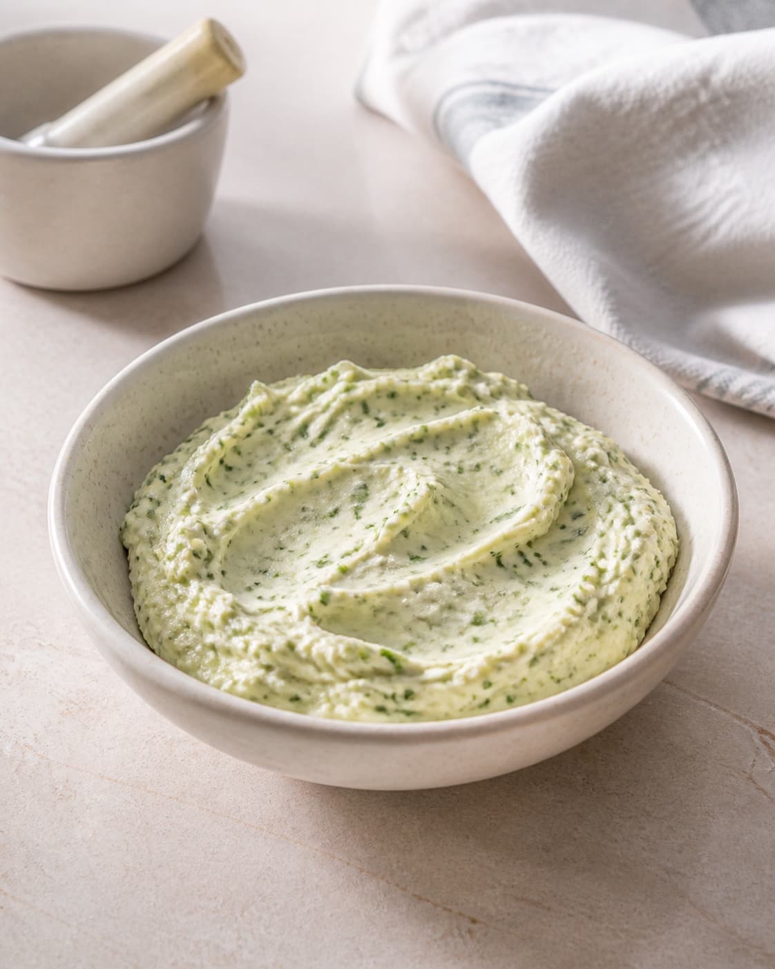 One single photorealistic instructional frame of the completed dip in one clean bowl after chilling for Kryddersmør, featuring smør, hvidløg, frisk persille, with only the named equipment and no unrelated food, text, logos or packaging under tilberedningen af kryddersmør