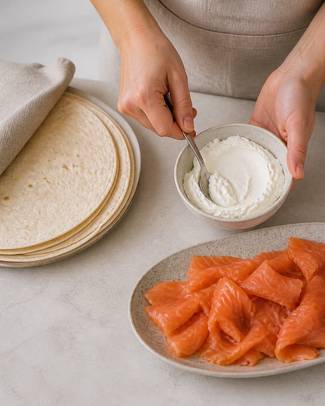 One single photorealistic instructional frame of fresh wrap fillings and sauce prepared separately for Wraps med varmrøget laks, featuring tortillawraps, varmrøget laks, flødeost, with only the named equipment and no unrelated food, text, logos or packaging under tilberedningen af wraps med varmrøget laks