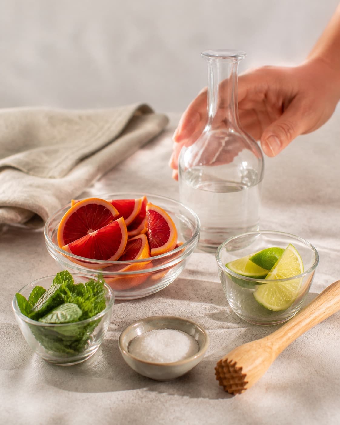 One single photorealistic instructional frame of measured drink components arranged separately for Blodappelsin Mojito, featuring hvid rom, blodappelsiner, lime, with only the named equipment and no unrelated food, text, logos or packaging under tilberedningen af blodappelsin mojito