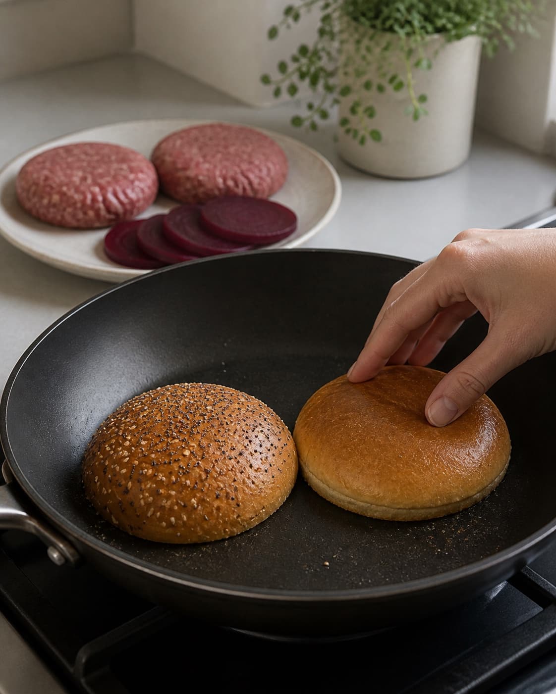 One single photorealistic instructional frame of split burger buns toasting cut-side down for Aussie burger, featuring hakket oksekød, burgerboller, rødbede, with only the named equipment and no unrelated food, text, logos or packaging under tilberedningen af aussie burger