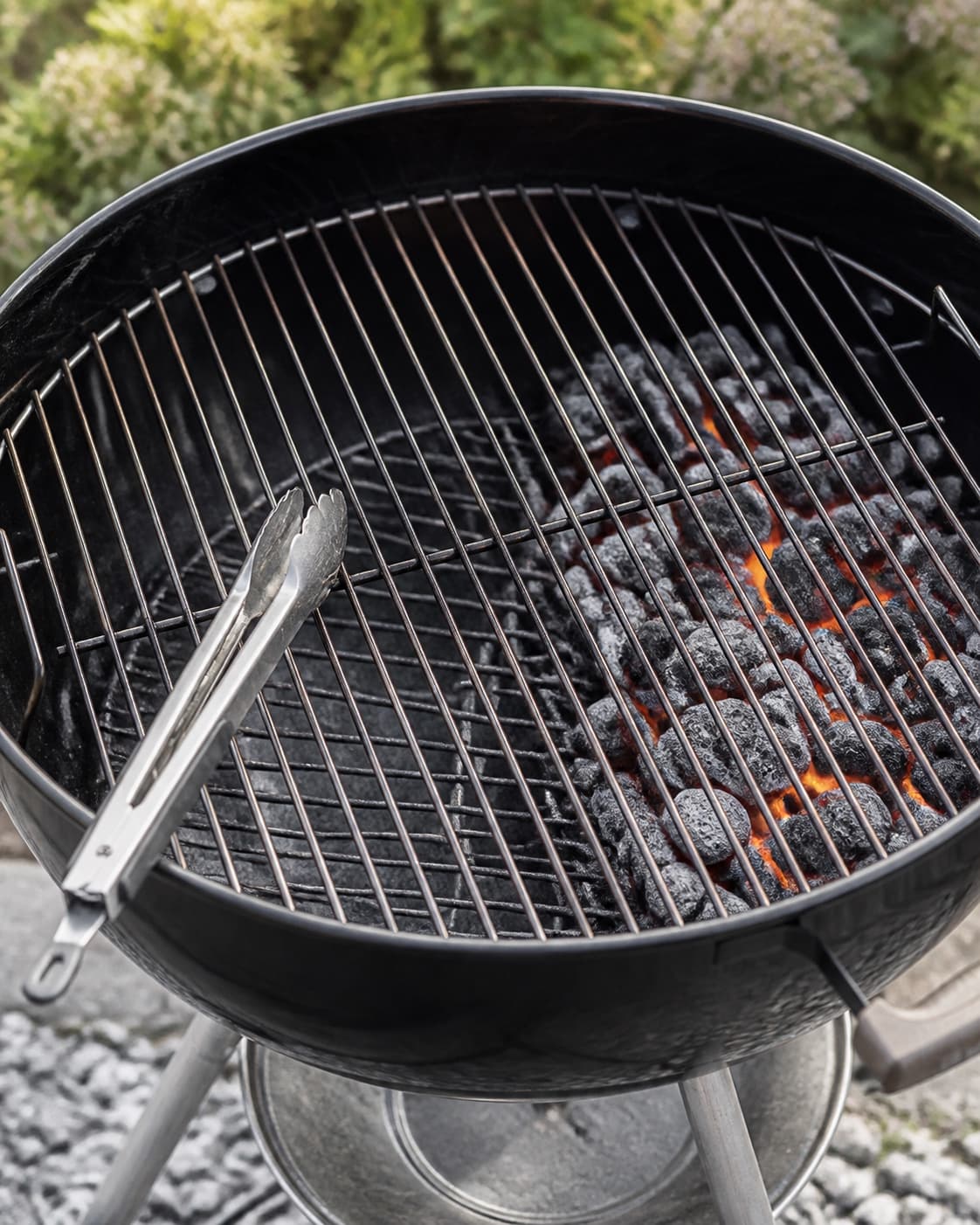 One single photorealistic instructional frame of a clean grill with direct and indirect heat zones for Tex Mex Majskolber, featuring majskolber, mayonnaise, lime, with only the named equipment and no unrelated food, text, logos or packaging under tilberedningen af tex mex majskolber