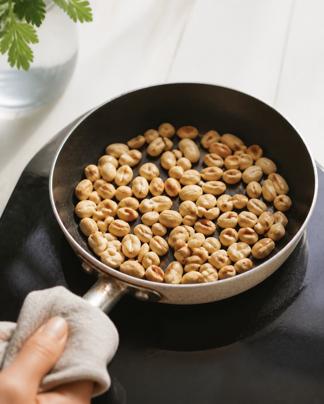 Peanuts toasting dry in one small skillet until lightly golden, no shredded papaya, dressing, roasting tray or finished salad under tilberedningen af papayasalat - vietnamesisk