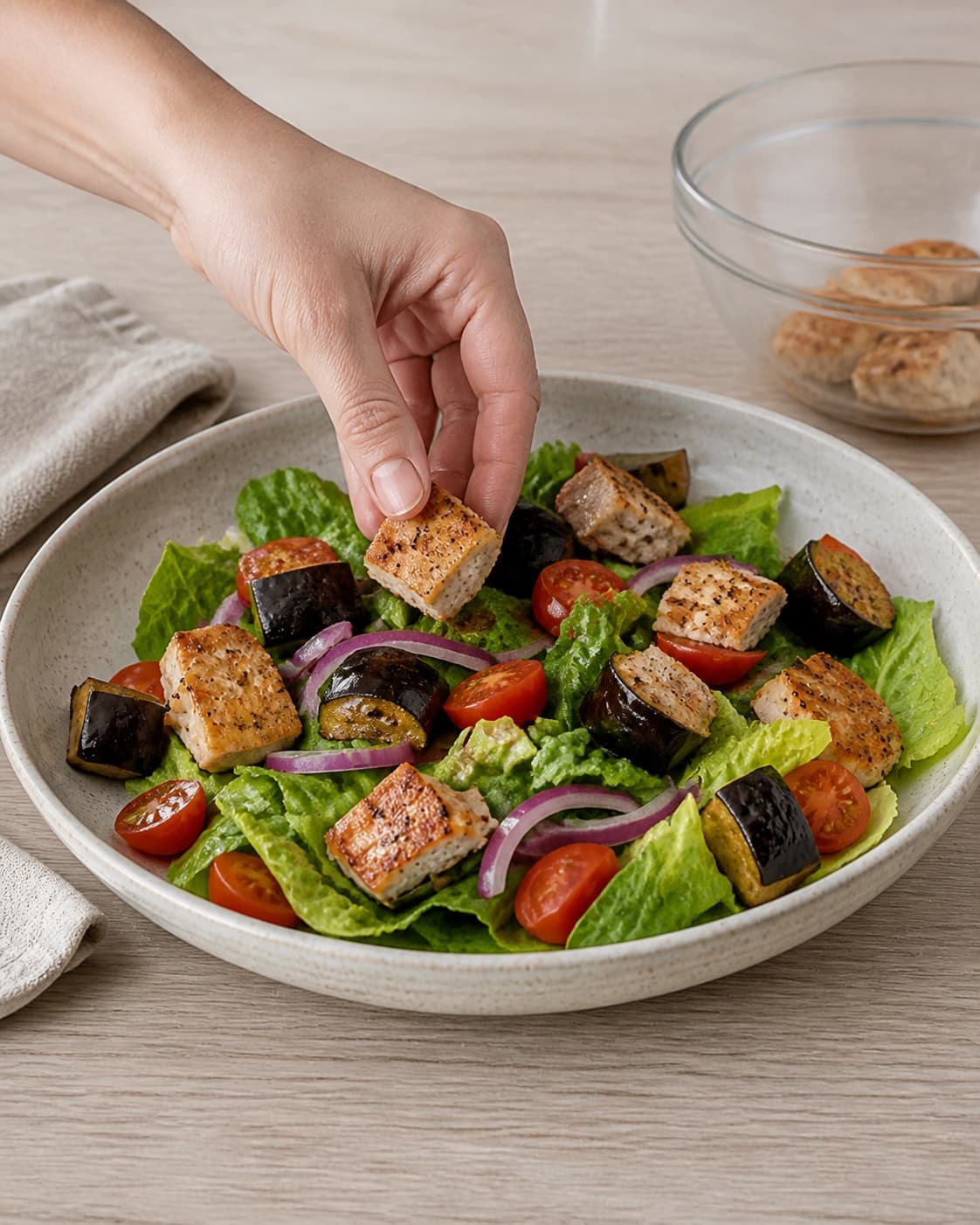 One single photorealistic instructional frame of the finished salad arranged loosely on one serving platter for Salat med Kylling og aubergine, featuring kyllingebryst, aubergine, romainesalat, with only the named equipment and no unrelated food, text, logos or packaging under tilberedningen af salat med kylling og aubergine