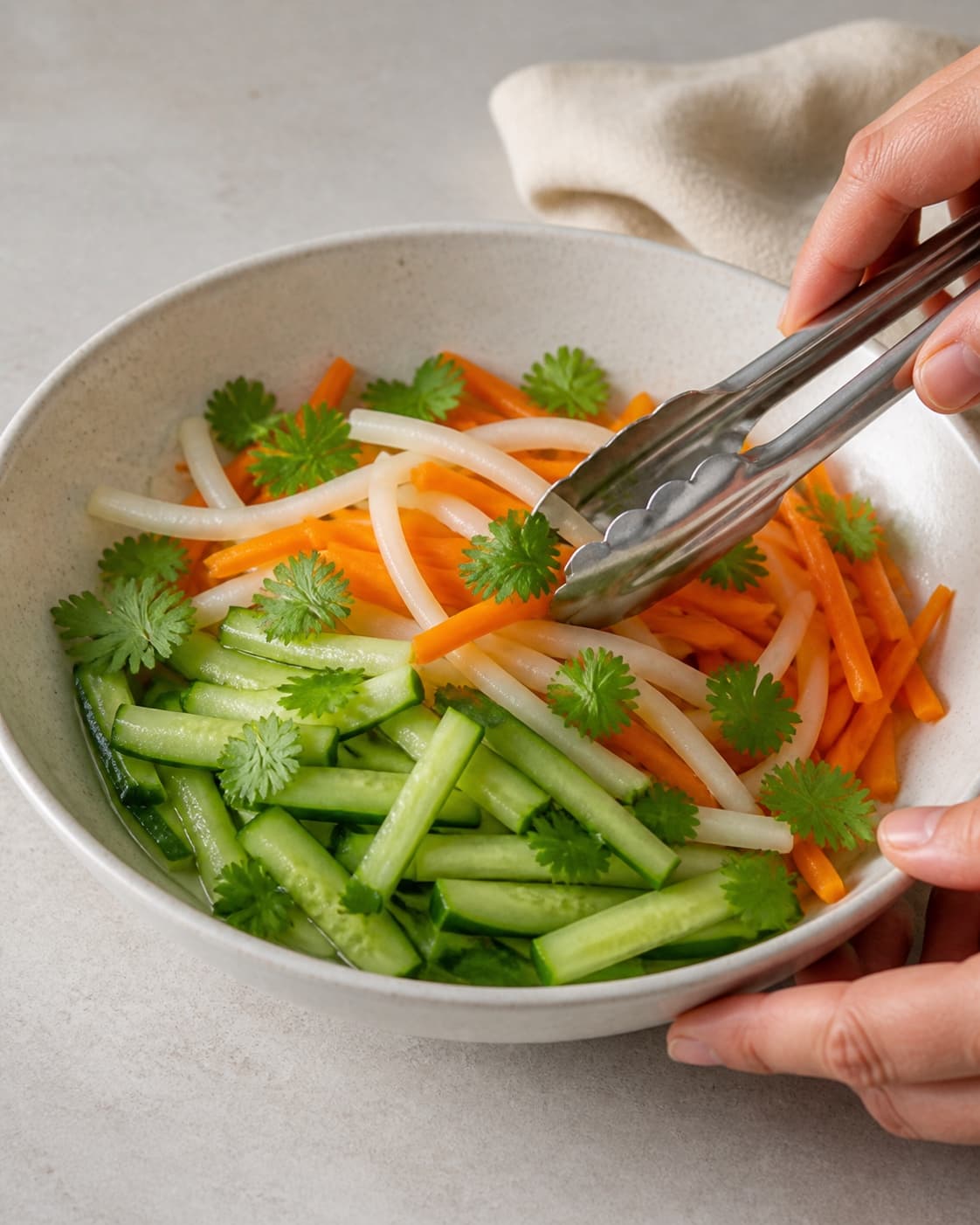 One single photorealistic instructional frame of crisp burger vegetables and pickles prepared in one bowl for Banh Mi Burger, featuring hakket svinekød, burgerboller, gulerødder, with only the named equipment and no unrelated food, text, logos or packaging under tilberedningen af banh mi burger