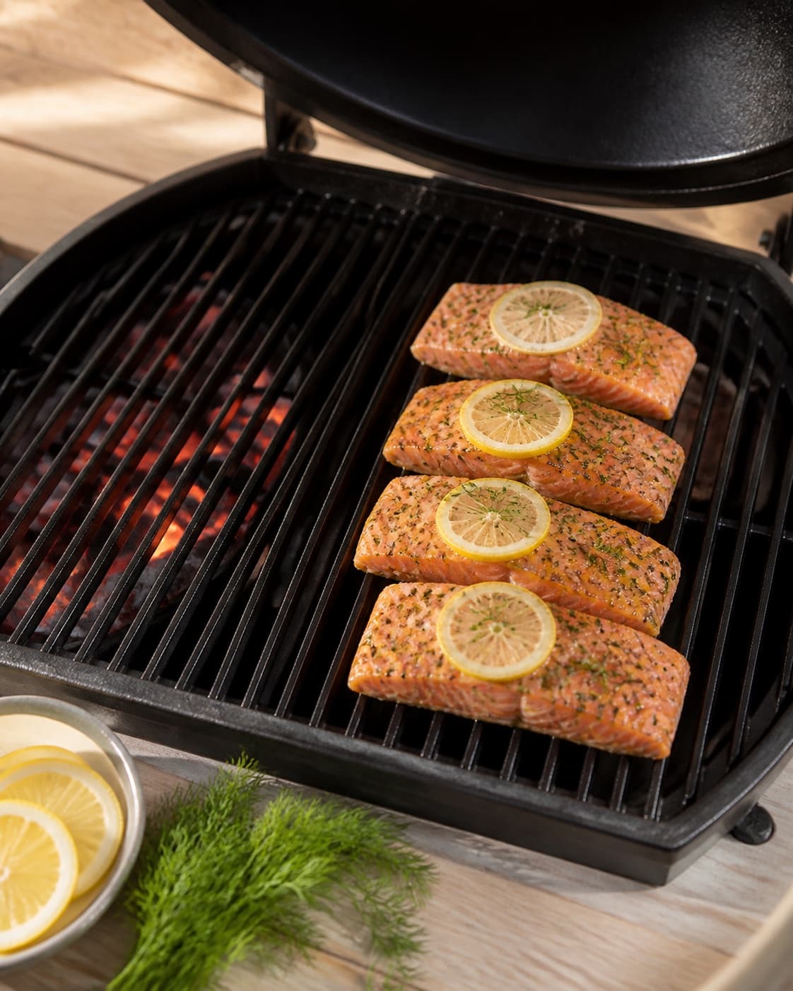 One single photorealistic instructional frame of a clean grill with direct and indirect heat zones for Laks på grill med citron og krydderurter, featuring lakseside, citron, frisk dild, with only the named equipment and no unrelated food, text, logos or packaging under tilberedningen af laks på grill med citron og krydderurter