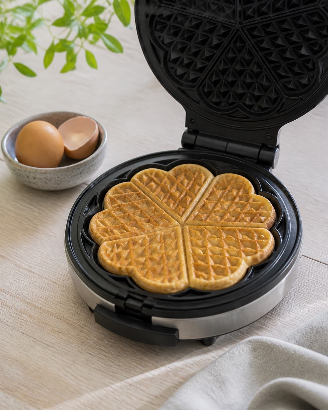 Golden buckwheat breakfast waffles cooking in one open waffle iron, no saucepan or porridge under tilberedningen af morgenmadsvafler med boghvede