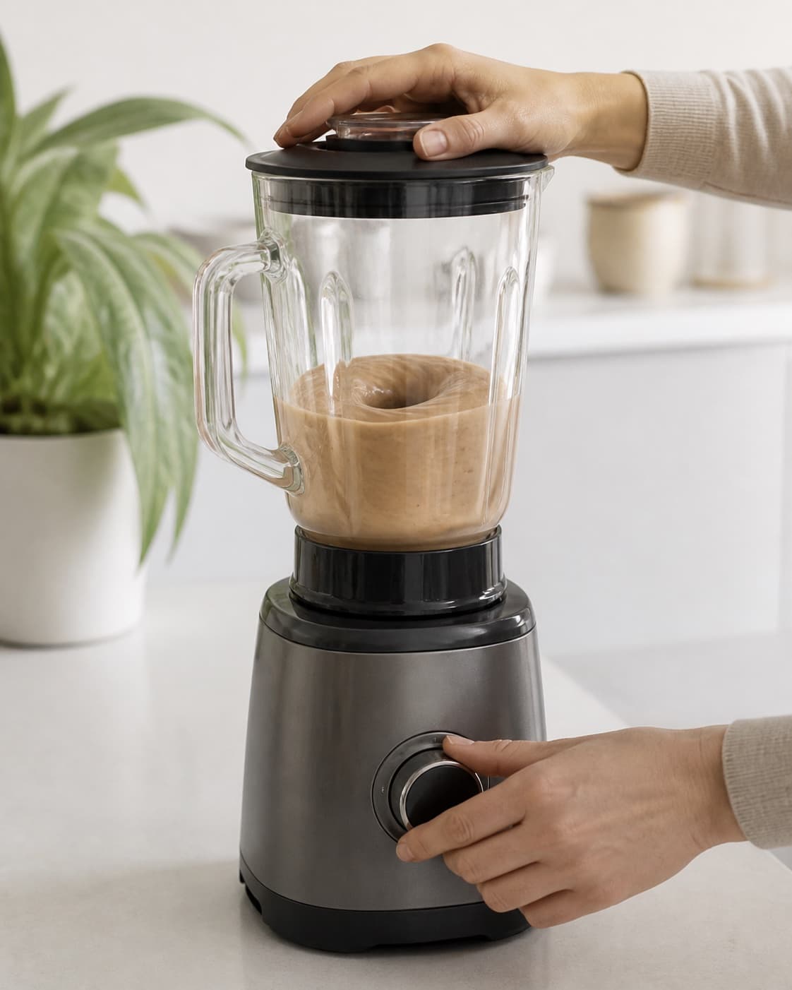 One single photorealistic instructional frame of a smooth pale base swirling inside one blender for Sund Chokolade Smoothie, featuring banan, kakaopulver, avocado, with only the named equipment and no unrelated food, text, logos or packaging under tilberedningen af sund chokolade smoothie