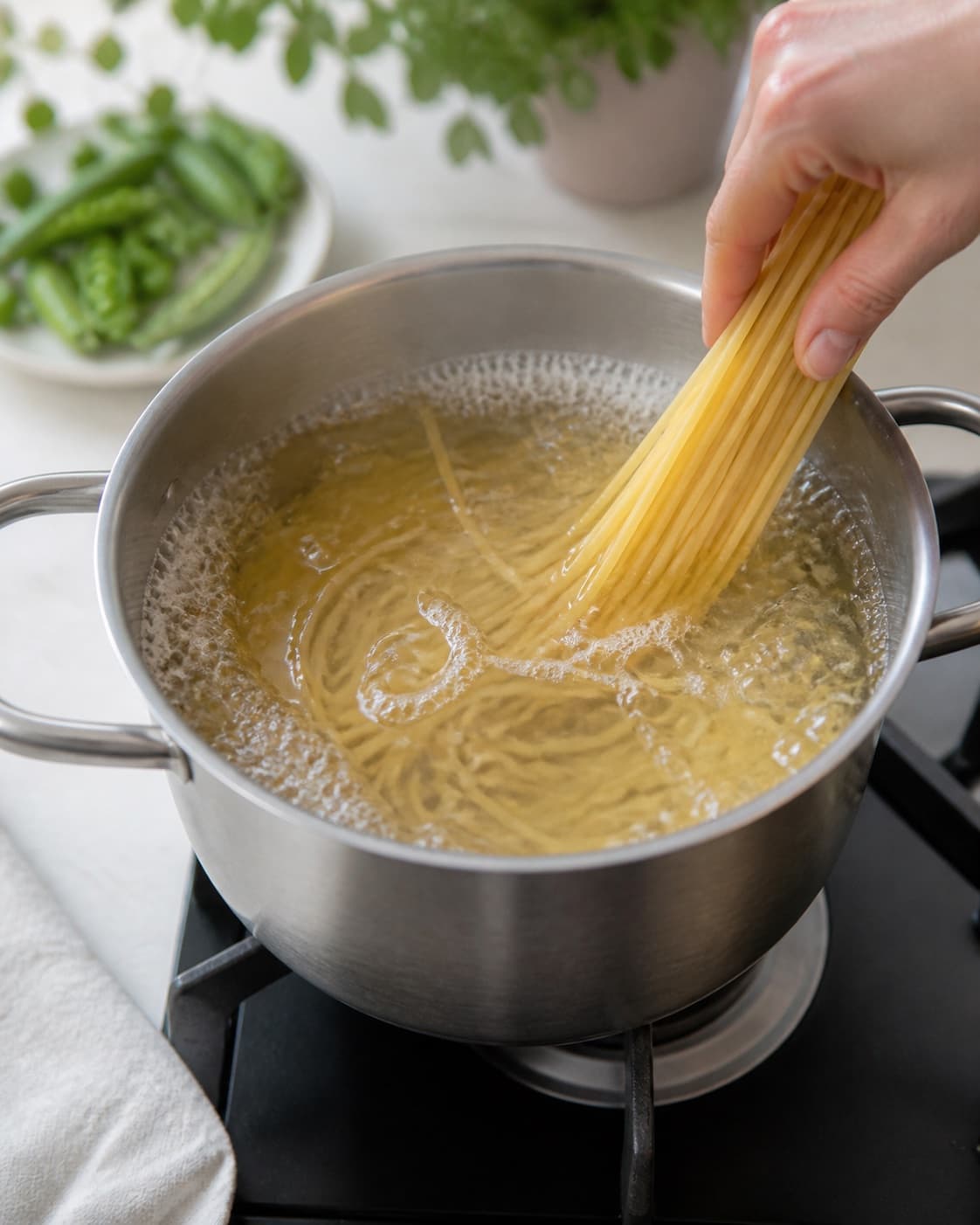 Pasta boiling in one pot of salted water, no meat cubes or browned beef under tilberedningen af pasta med ærter og citron