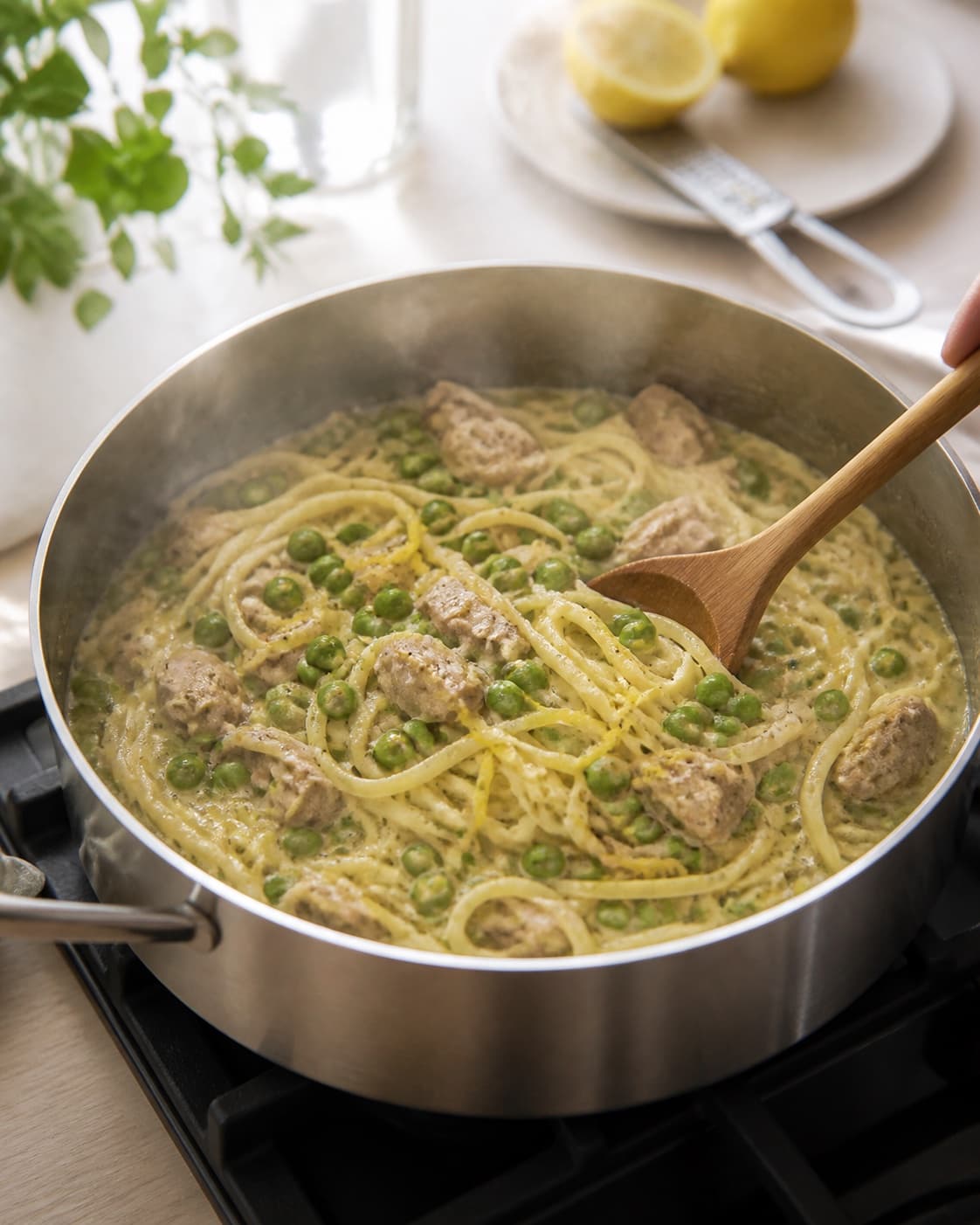 One single photorealistic instructional frame of the stew gently braising with tender meat and vegetables for Pasta med ærter og citron, featuring pasta, grønne ærter, citron, with only the named equipment and no unrelated food, text, logos or packaging under tilberedningen af pasta med ærter og citron
