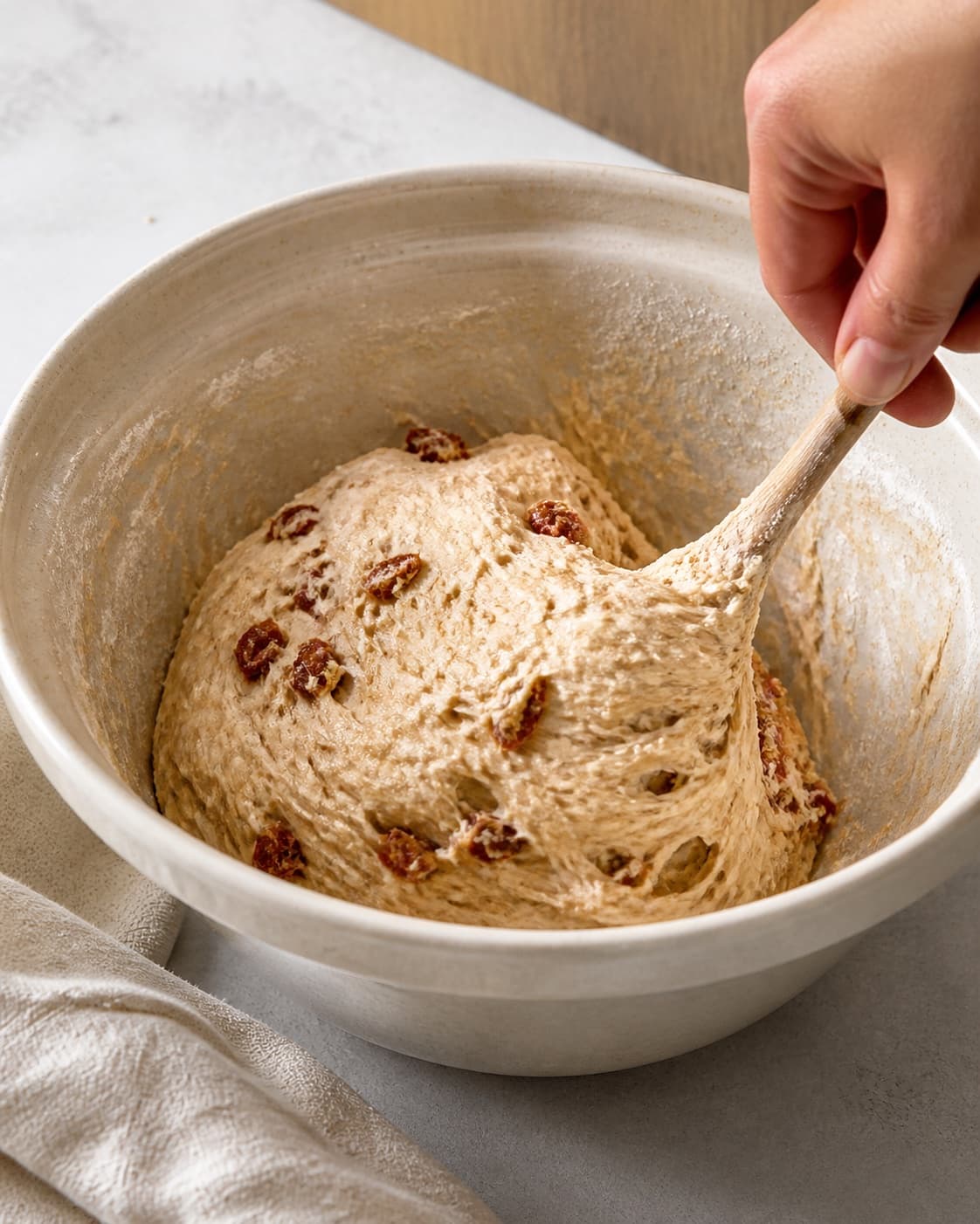 One single photorealistic instructional frame of soft bread dough mixing in one bowl for Tomatsnurrer - små madbrød med smag af tomater, featuring hvedemel, gær, soltørrede tomater, with only the named equipment and no unrelated food, text, logos or packaging under tilberedningen af tomatsnurrer - små madbrød med smag af tomater