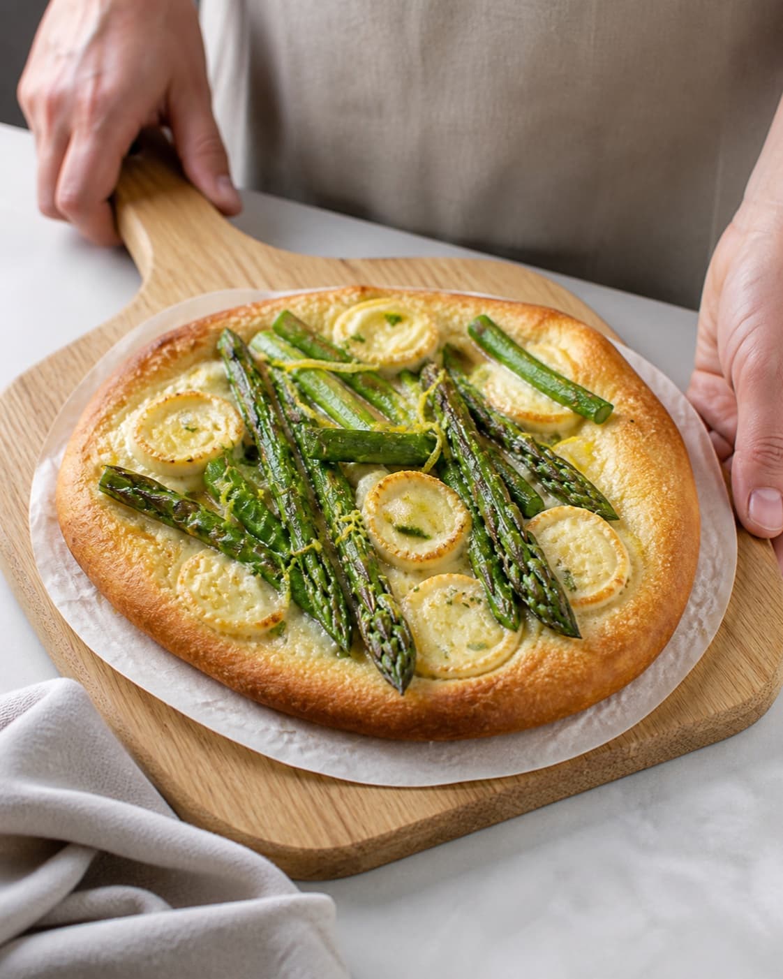 One single photorealistic instructional frame of the finished pizza with a crisp browned crust for Mini pizza med asparges, featuring hvedemel, gær, grønne asparges, with only the named equipment and no unrelated food, text, logos or packaging under tilberedningen af mini pizza med asparges