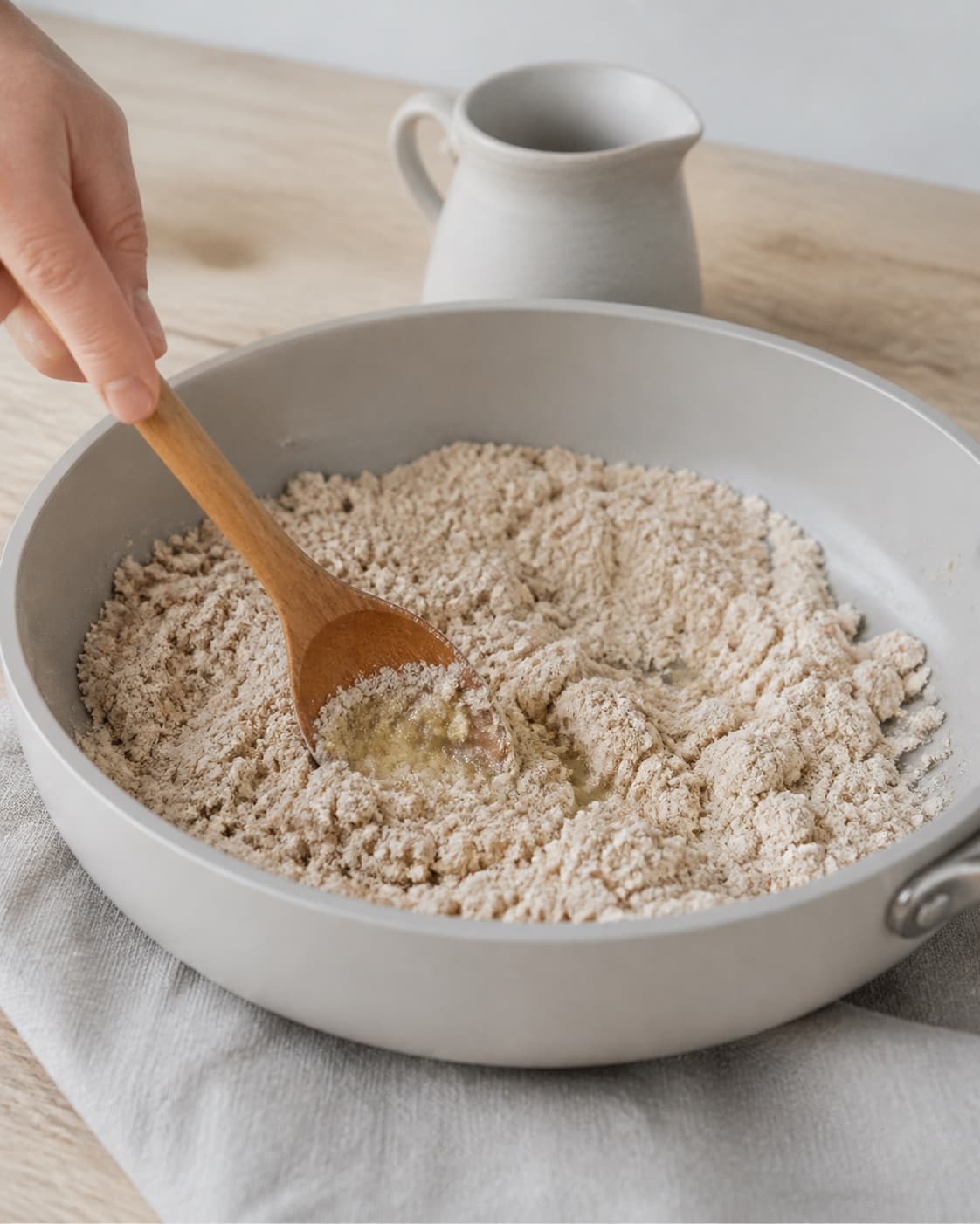 One single photorealistic instructional frame of the recipe-specific filling cooked in one pan for Rugkiks, featuring rugmel, hvedemel, smør, with only the named equipment and no unrelated food, text, logos or packaging under tilberedningen af rugkiks