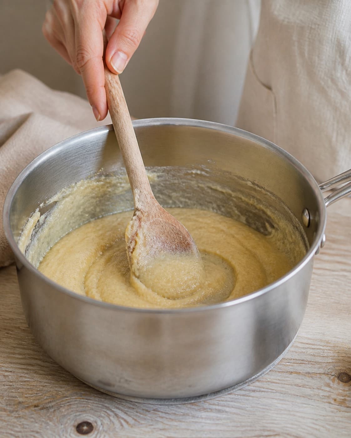 One single photorealistic instructional frame of the recipe-specific filling cooked in one pan for Kardemommekiks, featuring hvedemel, smør, sukker, with only the named equipment and no unrelated food, text, logos or packaging under tilberedningen af kardemommekiks