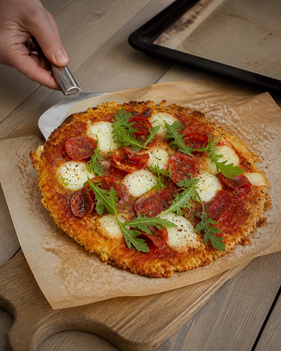 One single photorealistic instructional frame of the finished pizza with a crisp browned crust for Blomkålspizza - lavet på blomkålsbund, featuring blomkål, æg, parmesan, with only the named equipment and no unrelated food, text, logos or packaging under tilberedningen af blomkålspizza - lavet på blomkålsbund