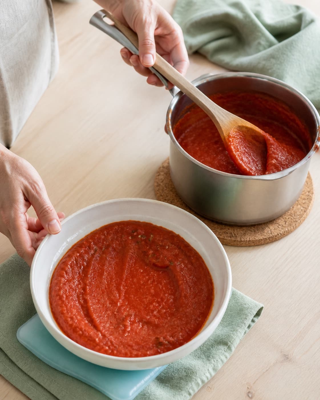 En træske viser den koncentrerede tomatsauces faste konsistens, mens saucen fordeles i en lav skål til hurtig afkøling