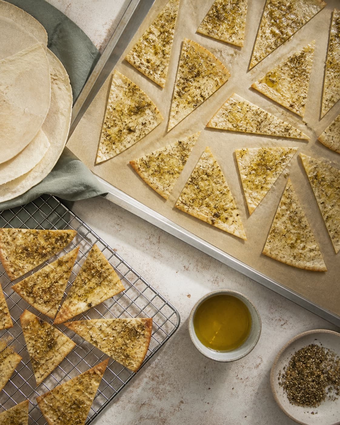 Tynde zaatar-pit trekanter bager i ét lag, mens jævnt gyldne chips køler helt på rist uden mørke krydderier