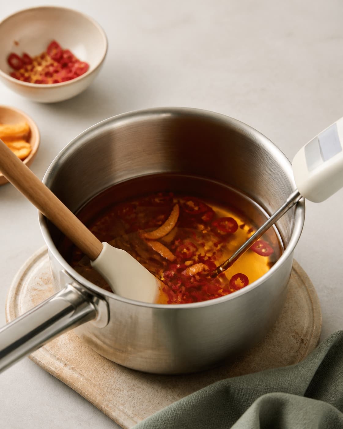 Klar flydende honning med chili og appelsinskal røres roligt med silikonespatel og måles uden boblekogning eller mørke kanter